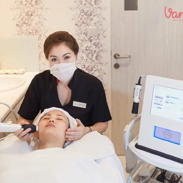 Sensedebelle co-founder treating a client